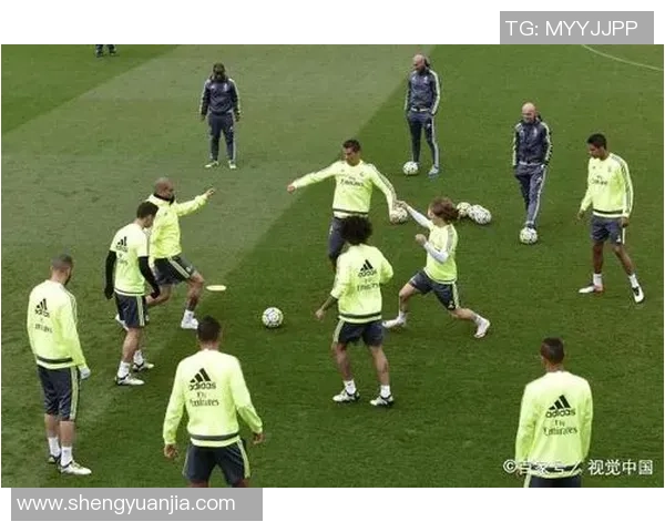 国外足球明星热身训练展现控球技巧与团队配合的精彩瞬间 国外足球明星热身训练展现控球技巧与团队配合的精彩瞬间